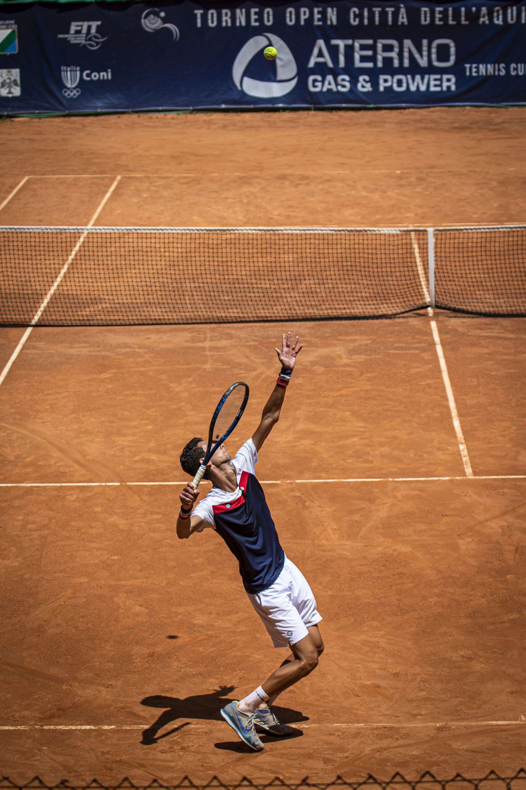 Tennista in azione durante una partita al Circolo Tennis L'Aquila